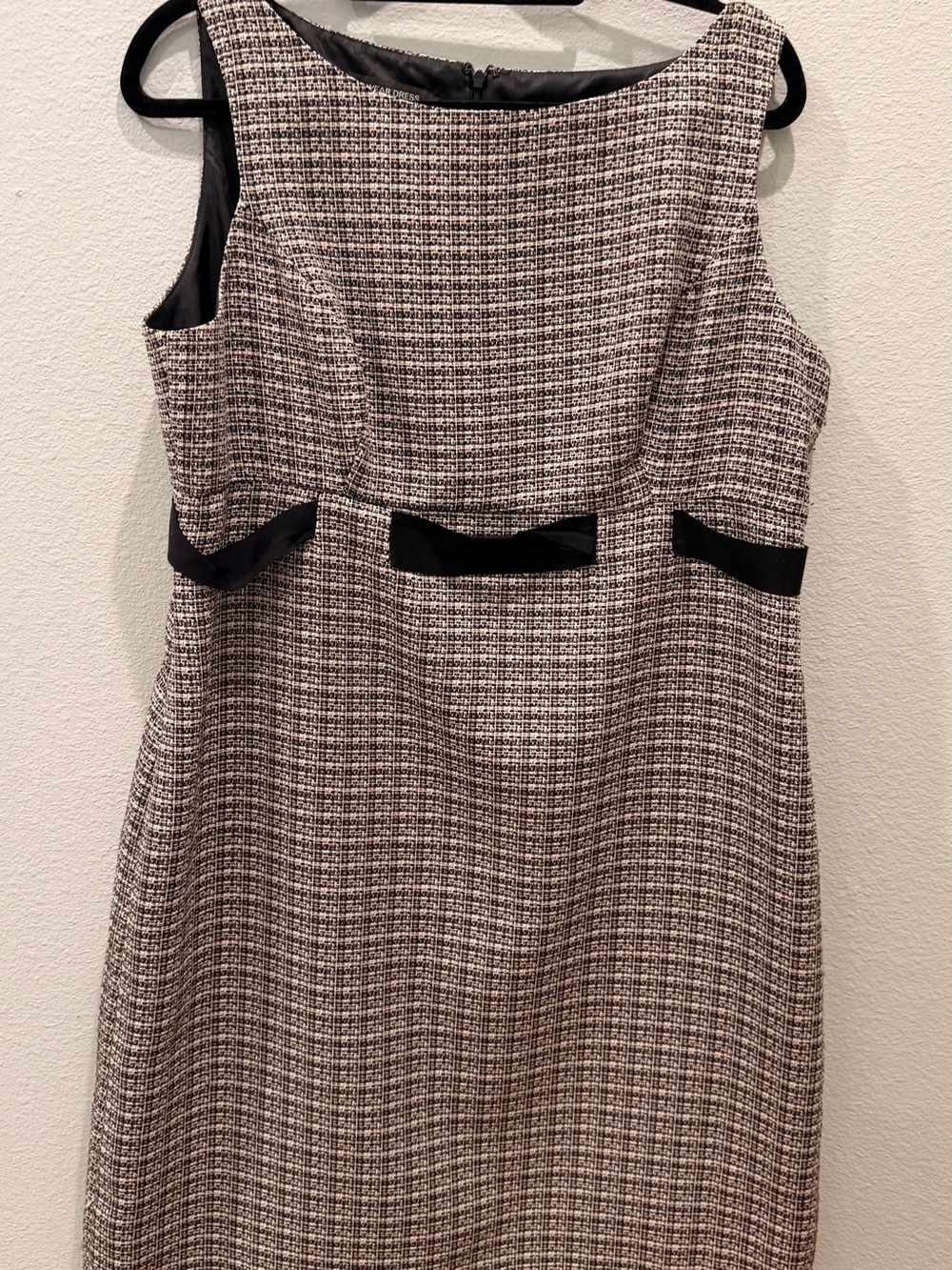 Classic Princess Cut Black & White Tweed Sheath Dress Woman Size 16